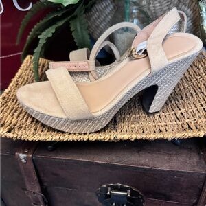 Elegant Beige Platform heels/sandals 40 8 1/2
